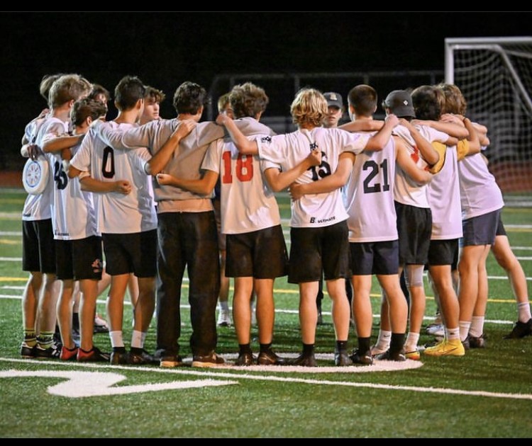 The LHS frisbee team. Photo courtesy of Lincoln Instagram